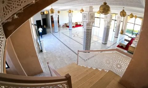 Stilvolle Lobby des Kasbah Yu Palace in Ait Ben Haddou – Marokko Reise mit Kindern