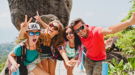 Jugendliche halten fröhlich ein Selfie vor der Dschungellandschaft – Thailand Familienreise