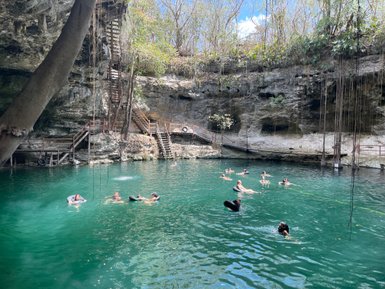 Reisende genießen ein erfrischendes Bad in der Cenote Xcanche bei Ek Balam – Mexiko Familienreise