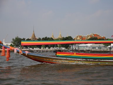 Farbenfrohes Longtailboot fährt durch die lebendigen Klongs – Thailand Reise mit Kindern