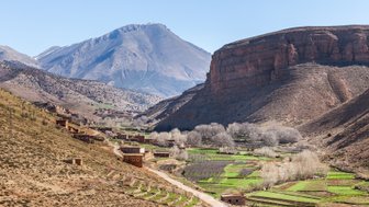 Traditionelles Dorf eingebettet im beeindruckenden Atlas-Gebirge – Marokko Familienreise