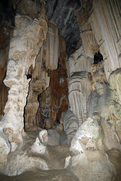 Die beeindruckenden Stalaktiten und Stalagmiten der Cango-Höhlen zeigen faszinierende, natürliche Formationen in erdigen Farben.