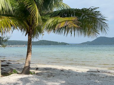 Palmen und feiner Sandstrand auf Koh Rong Samloem – Familienurlaub Kambodscha