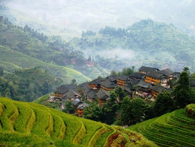Panorama der Reisterrassen von Longsheng mit Blick auf traditionelle Holzhäuser – China Familienreise