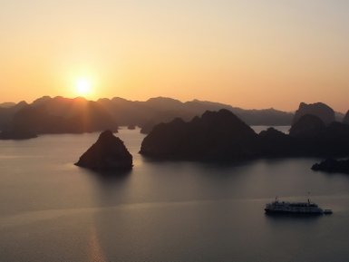 Goldene Sonne geht über der Halong-Bucht unter – Vietnam mit Kindern