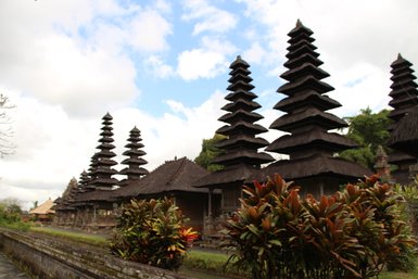 Fein gearbeitete balinesische Architektur im Taman Ayun Tempel – Bali mit Kindern