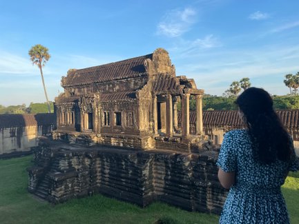 Frau erkundet die historischen Ruinen von Angkor Wat in Siem Reap – Kambodscha Familienreise