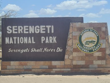 Tor zum Serengeti-Nationalpark in Tansania – Tansania Reise mit Kindern
