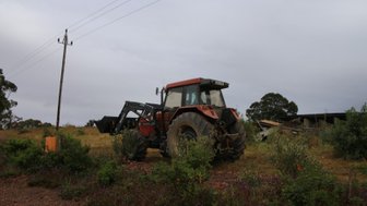 Traktor in der Skeiding Farm – Garden Route Reise mit Kindern