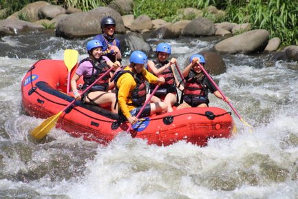 Gruppe paddelt gemeinsam durch starke Stromschnellen – Costa Rica Reise mit Kindern