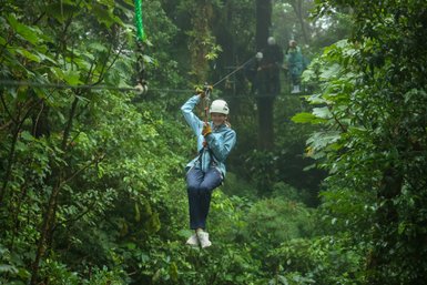 Mädchen genießt die aufregende Zipline-Fahrt im Costa Rica Regenwald – Costa Rica mit Kindern