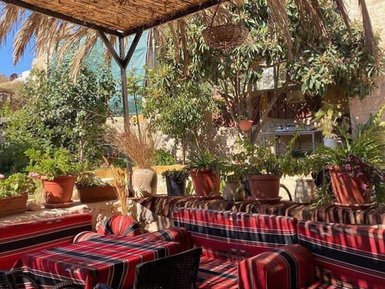 Sitzmöglichkeit im Cafe Beit Khairat - Jordanien Urlaub mit Kindern