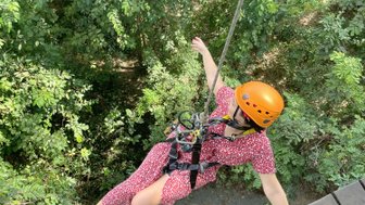 Frau erlebt Abenteuer beim Ziplining – Kambodscha mit Kindern