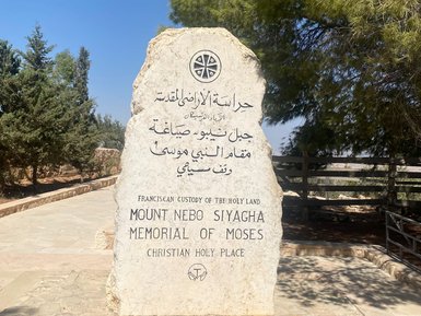 Moses Stein mit Sonnenlicht - Jordanien mit Kindern