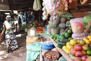 Bunte Essensstände mit Gemüse auf dem Markt in Karatu – Tansania mit Kindern