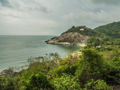 weiter Blick über Landschaft mit Felsen, Wasser und Pflanzen in Hua Hin - Thailand Familienreise