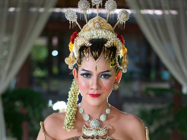 Frau trägt bunte, traditionelle Kleidung in Indonesien – Bali Reise mit Kindern