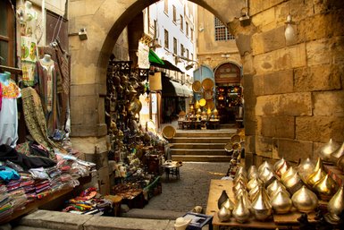 Treiben auf einem traditionellen Basar in Kairo – Ägypten Reise mit Kindern