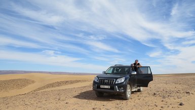 Mädchen erlebt ein Jeep-Abenteuer durch die Sanddünen der Sahara – Familienurlaub in Marokko