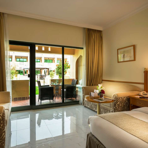 Zimmer im Golden Tulip Hotel in Nizwa mit stilvoller Einrichtung – Oman Familienreise