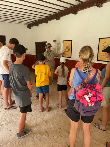 Guide erläutert interessierten Familien die Herstellung von Sisal auf der Hacienda Sotuta de Peón – Mexiko Familienreise