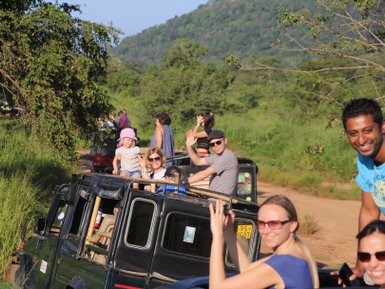 Familien entdecken die Tierwelt des Minneriya Nationalparks bei einer spannenden Jeep-Safari – Sri Lanka mit Kindern