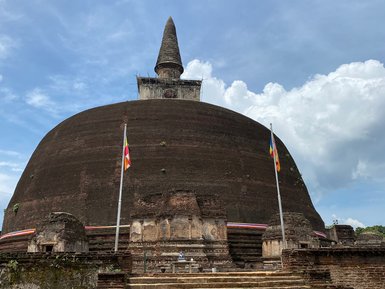 Stupa in der historischen Königsstadt Polonnaruwa – Sri Lanka Reise mit Kindern