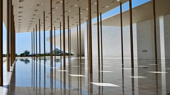 Säulen im Museum Oman Across Ages in Manah – Oman Familienreise