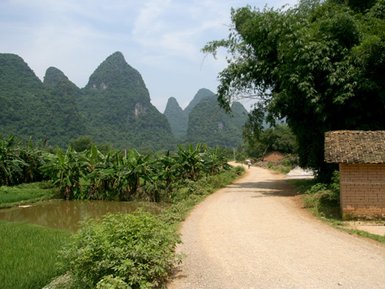 Malerischer Pfad durch die grüne Karstlandschaft bei Yangshuo – China Familienreise