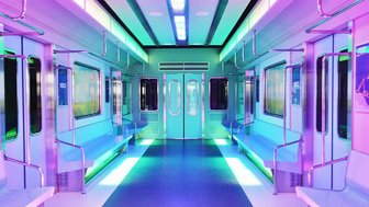 Ein futuristischer U-Bahn-Wagen mit bunten Neonlichtern und leeren Sitzbänken, der eine moderne Atmosphäre ausstrahlt.