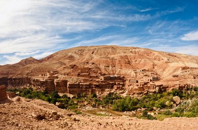 Aït Ben Haddou thront malerisch auf Bergen und Felsen in Marokko – Familienreise nach Marokko