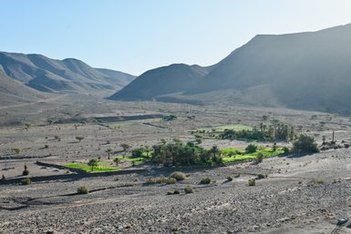 Weite Wüstenlandschaft mit Bergen am Iriki-See, Schauplatz der Rallye Dakar – Marokko Familienreise