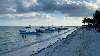 Boote liegen am ruhigen Strand von Akumal im klaren Wasser – Mexiko Reise mit Kindern