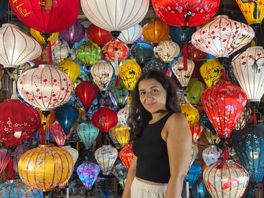 Mädchen steht neben farbenfrohen Laternen – Vietnam mit Kindern