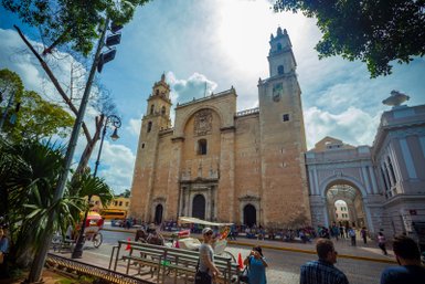 Die Catedral de San Ildefonso im historischen Zentrum von Mérida – Mexiko mit Kindern