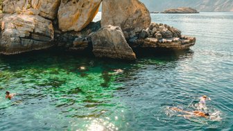 Türkises Wasser beim Schnorcheln an den Daymaniyat Inseln – Oman Reise mit Kindern