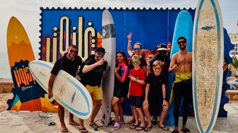  Familie bereitet sich an der Agadir-Küste auf ein aufregendes Surfabenteuer vor – Marokko Familienreise