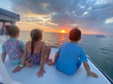 Kinder genießen Bootsfahrt bei Sonnenuntergang in Uvita – Costa Rica Reise mit Kindern