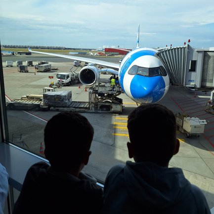 Flughafen Kinder von hinten schauen auf ein Condor Flugzeug