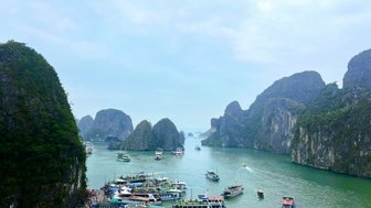 Bootsfahrt und Schiffe in der Halong-Bucht – Vietnam Familienreise