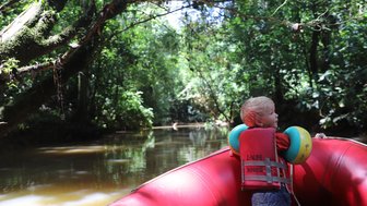 Kleinkind auf Schlauchboot bei einer Flussfahrt rund um Maquenque Eco Lodge – Costa Rica Familienreise