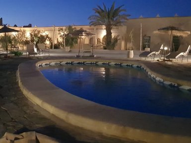 Poolbeleuchtung im Riad Tihri bei Nacht – Marokko Reise mit Kindern