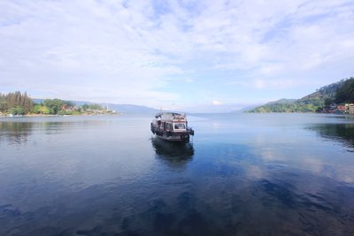 Boot über den ruhigen Tobasee – Bali Familienreise