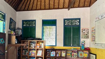 Bunte Bücher auf den Regalen bei Yayasan Widya Guna – Bali Familienreise