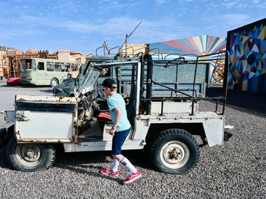 Junge erkundet gespannt die Atlas Film Studios in Marokko – Marokko Familienreise
