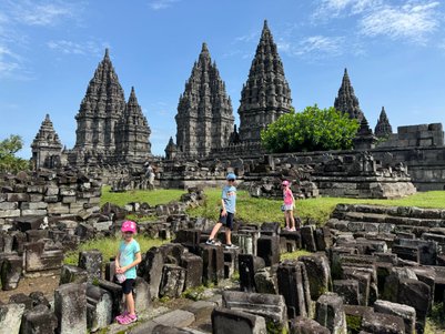 Kinder machen Fotos und posieren im Prambanan-Tempel – Indonesien Reise mit Kindern
