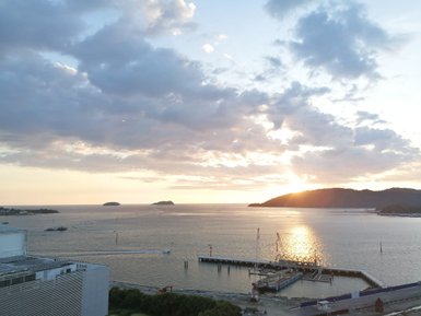 Sonnenuntergang taucht den Himmel über Kota Kinabalu in warme Töne – Malaysia & Borneo mit Kindern