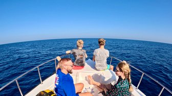 Familie unternimmt eine Bootstour zu den naturgeschützten Daymaniyat-Inseln – Oman mit Kindern