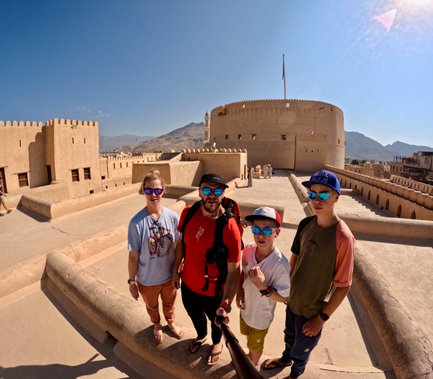 Familie macht Selfie auf der Terrasse des Nizwa Fort in Nizwa – Oman mit Kindern