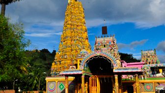 Blick auf den farbenfrohen Sri Muthumariamman Tempel – Sri Lanka Reise mit Kindern